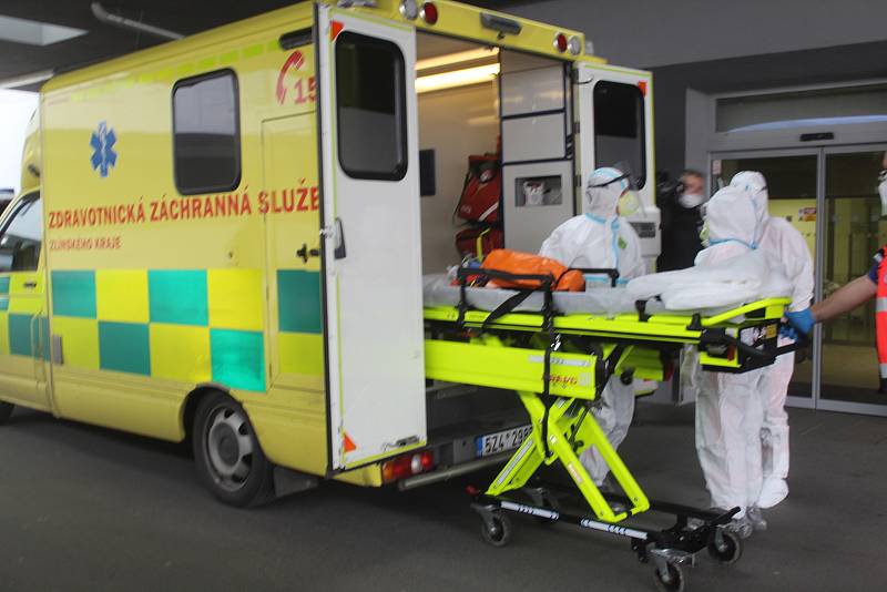 Péče o covidové pacienty ve Zlínském kraji - transport do jiných nemocnic. Ilustrační foto