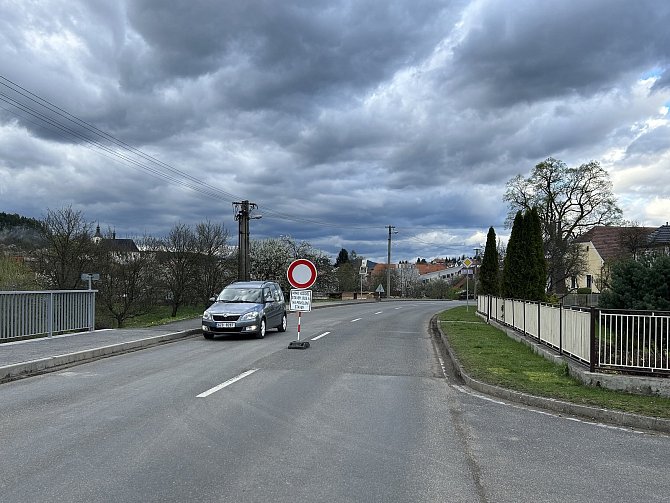 Začala stavba okružní křižovatky ve Vlachovicích (duben 2024). Vyžádala si úplnou uzavírku, která potrvá do konce září 2024.