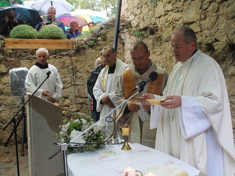 Vysvěcení kaple na hradě Lukov a otevření nového dětského hřistě