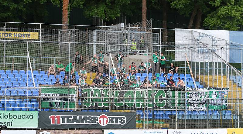 Fotbalisté Zlína (žluté dresy) zakončili letošní sezonu domácí remízou s Jabloncem 1:1.