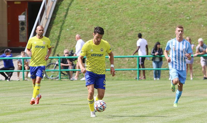 Fotbalisté Zlína (žluté dresy) se na hřišti v Luhačovicích utkali s druholigovým Prostějovem. Foto: Jan Zahnaš