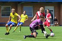 Fotbalisté Zlína B (žluté dresy) v nedělním zápase 29. kole MSFL na Letné remizovali s Frýdkem-Místkem 2:2.