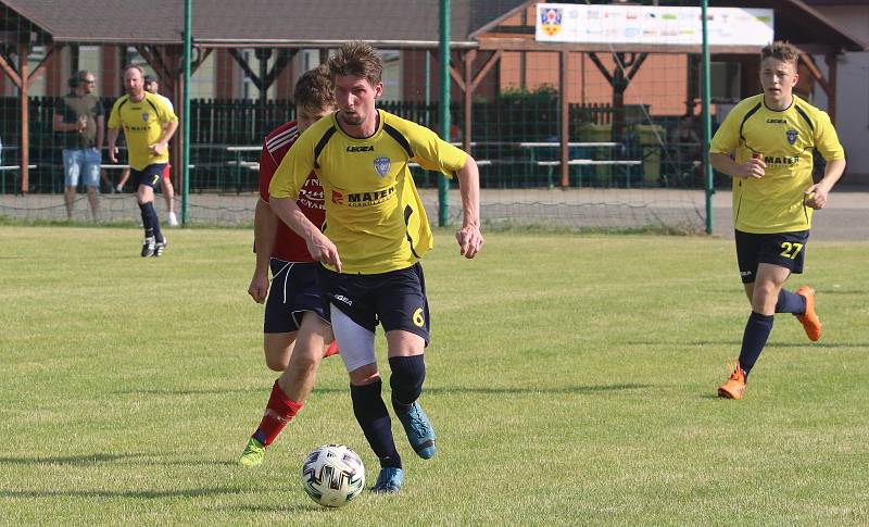 Fotbalisté Újezdu (ve žlutých dresech) v nedělním přípravném zápase podlehli Valašským Kloboukům 2:6