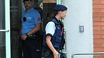 Policisté hlídkují ve čtvrtek 28. července 2022 v budově Krajského úřadu ve Zlíně, kde se tento den střílelo. Devětadvacetiletý muž zde zabil svou bývalou partnerku.