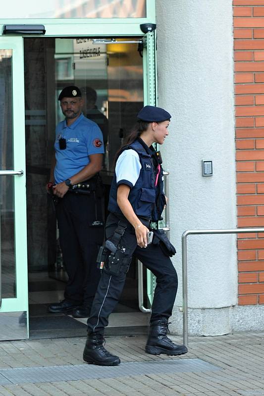 Policisté hlídkují ve čtvrtek 28. července 2022 v budově Krajského úřadu ve Zlíně, kde se tento den střílelo. Devětadvacetiletý muž zde zabil svou bývalou partnerku.