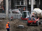 Rekonstrukce budov číslo 14 a 15 ve svitovském areálu ve Zlíně pokračuje. V současnosti finišují demoličné práce a z původních budov zůstaly jenom nosné konstrukce.