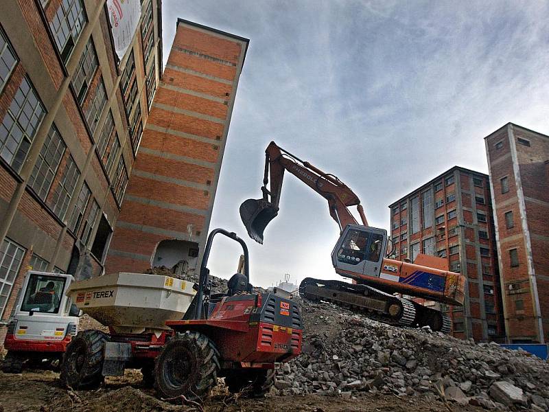 Rekonstrukce budov číslo 14 a 15 ve svitovském areálu ve Zlíně pokračuje. V současnosti finišují demoličné práce a z původních budov zůstaly jenom nosné konstrukce.