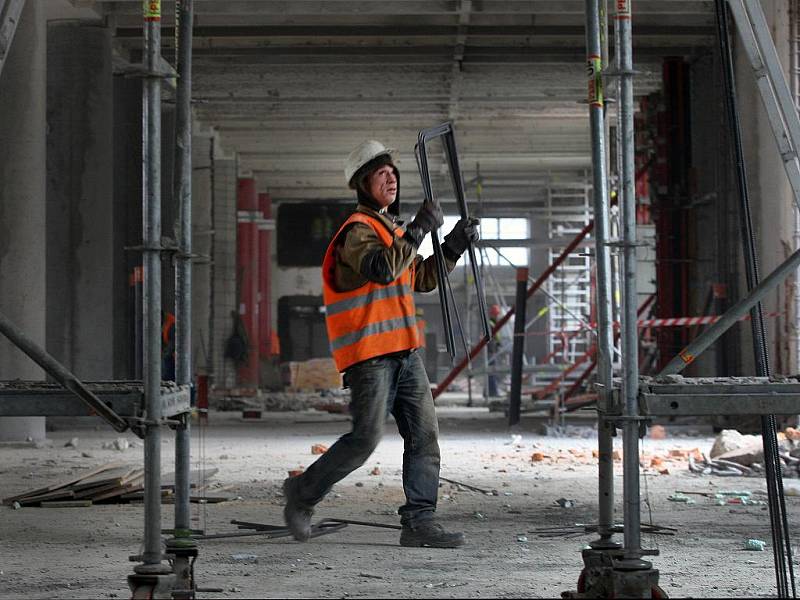 Rekonstrukce budov číslo 14 a 15 ve svitovském areálu ve Zlíně pokračuje. V současnosti finišují demoličné práce a z původních budov zůstaly jenom nosné konstrukce.