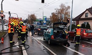 Dopravní nehoda a požár komplikoval ranní provoz ve Zlíně - Loukách
