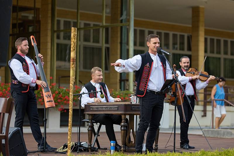 Tradiční, nyní na začátku září jubilejní 10. ročník Dnů slovenské kultury v Luhačovicích se opět těšil velkému zájmu.