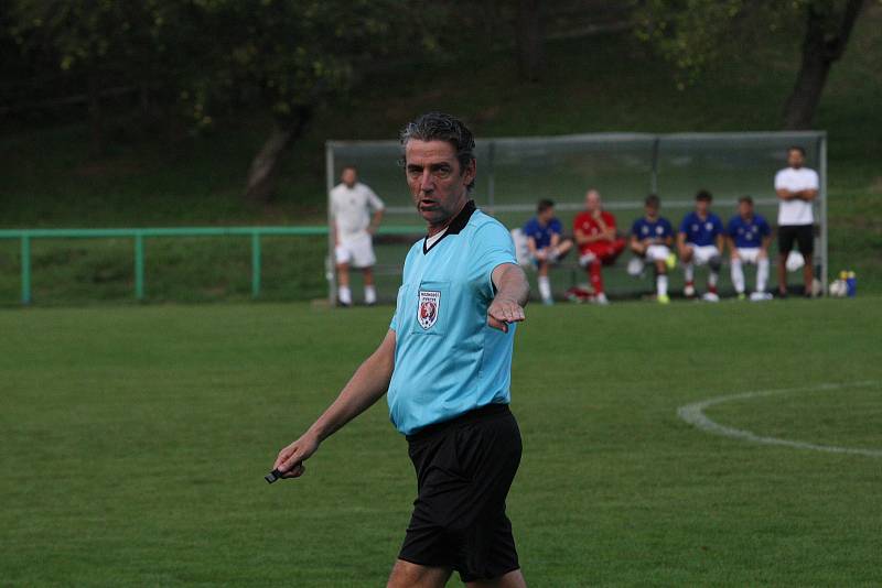 Fotbalisté Luhačovic (bílé dresy) v páteční předehrávce 4. kola krajského přeboru Zlínska podlehly Slušovicím 0:1 a dál čekají v nové sezoně na první výhru.