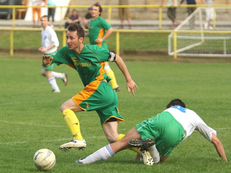 I. B třída: Malenovice (v bílém) - Hvozdná 2:1 (1:0)