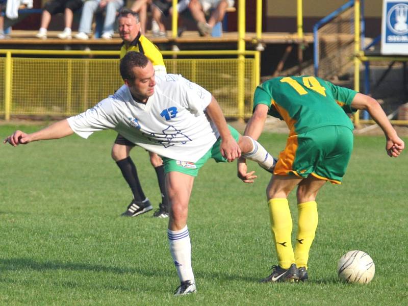 I. B třída: Malenovice (v bílém) - Hvozdná 2:1 (1:0)