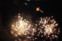 Novoroční ohňostroj poprvé ozářil Gahurův prospekt ve Zlíně.