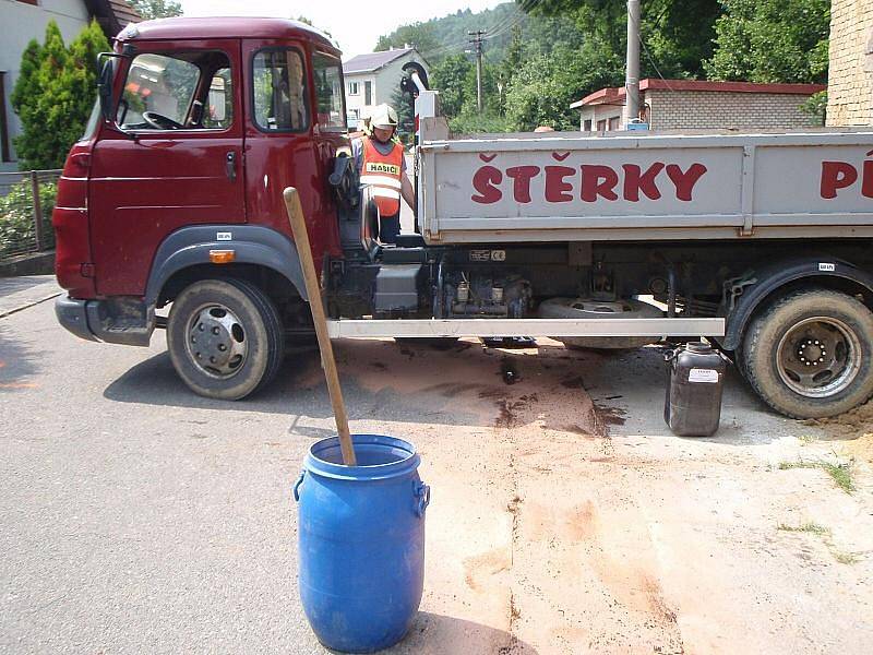 Pomoc hasičů po dopravní nehodě ve Vizovicích