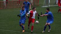 Fotbalisté Otrokovic (modré dresy) ve 22. kola MSFL i bez vyloučeného Kišky zdolali vedoucí Kroměříž 2:1.