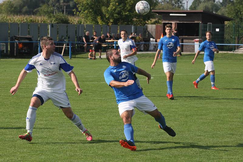 Fotbalisté Tlumačova (modré dresy) v rámci oslav výročí devadesáti let kopané v obci porazili Zdounky 2:0.