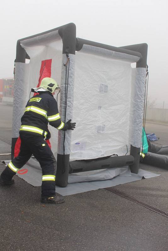 Hasiči k transportu nakažené ebolou použili biovak. Šlo o cvičení