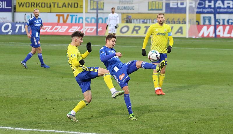 Fotbalisté Zlína (žluté dresy) zakončili dlouhou podzimní část nedělním zápasem v Olomouci.