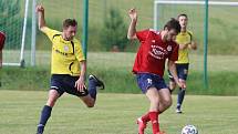 Fotbalisté Újezdu (ve žlutých dresech) v nedělním přípravném zápase podlehli Valašským Kloboukům 2:6