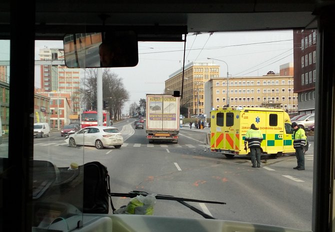 Nehoda sanitního a osobního vozu u zlínské polikliniky komplikovala v úterý odpoledne provoz