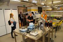 Laboratoř výroby potravin rostlinného původu. Technologická laboratoř slouží pro výuku výroby běžného pečiva, těstovin, ale také bezlepkových výrobků, které jsou v současnosti na trhu velmi žádanou komoditou.