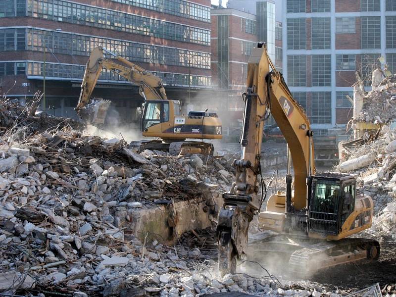 Demolice budovy č. 24 v bývalém továrním areálu Svit ve Zlíně.