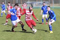 Fotbalisté Brumova (červeno-bílé dresy) v derby se Štítnou nad Vláří přišli o výhru.