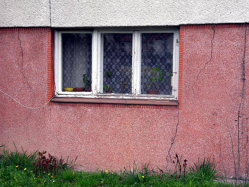 V Želechovicích nad dřevnicí si lidé stěžují na to, že jim projíždějící vlaky způsobují trhliny v domech.navíc prý ani samotné pražce nejsou ukotvené.