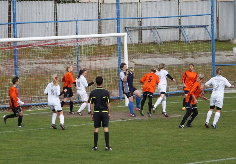 Fotbal divize žen: Velké Pavlovice - Holešovské holky