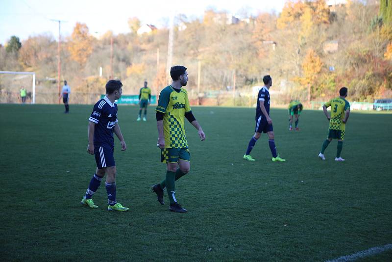 Fotbalisté Luhačovic (modré dresy) v posledním podzimním zápase Krajského přeboru doma podlehli Napajedlím 1:2.