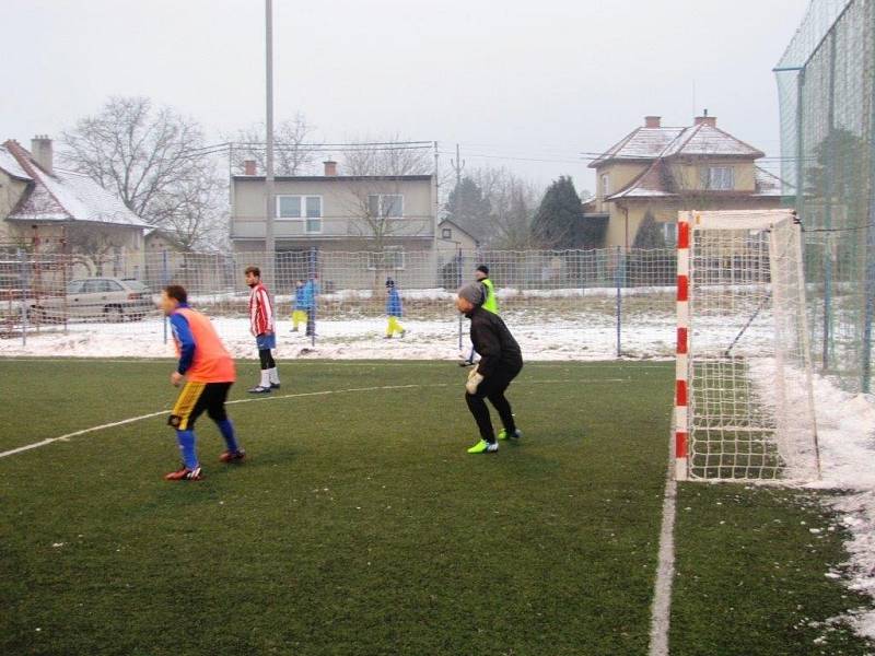 Zimní liga v malé kopané ve Fryštáku, zápas Poskládaní - Benfika 4:2, který se hrál v sobotu 9. ledna 2016.   