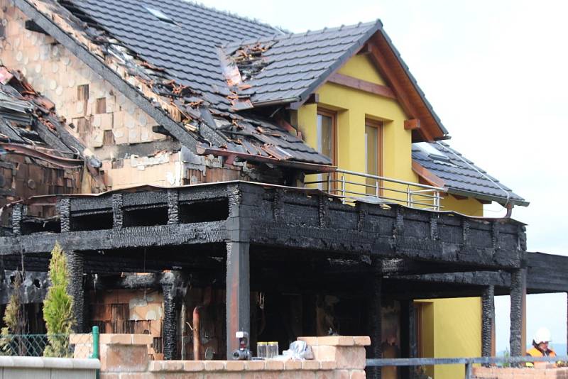 Požár přístřešku a rodinného domu ve Hvozdné.