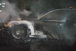 Problémy s chodem motoru vyústily až požárem osobního auta zn. BMW 745d