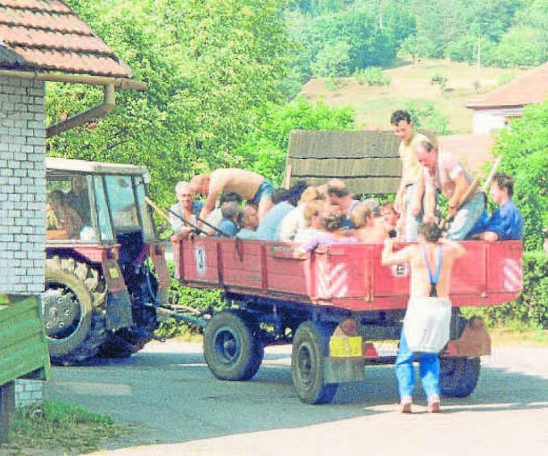 HASIČI JEDOU K POŽÁRU. S dobrovolnými hasiči sousedních obcí a leteckou službou uhasili rozsáhlý požár na nejvyšším vizovickém vrchu Komonci 10. srpna 1992.