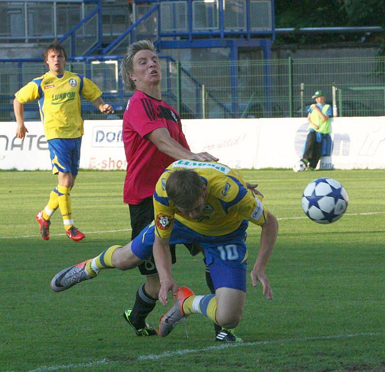 Druholigoví fotbalisté Tescomy Zlín podlehli ve 30. kole Znojmu. Obrovská šance po hlavičce Tomáše Poznara v síti neskončila. Bránit se jej snažil Ondřej Sukup.