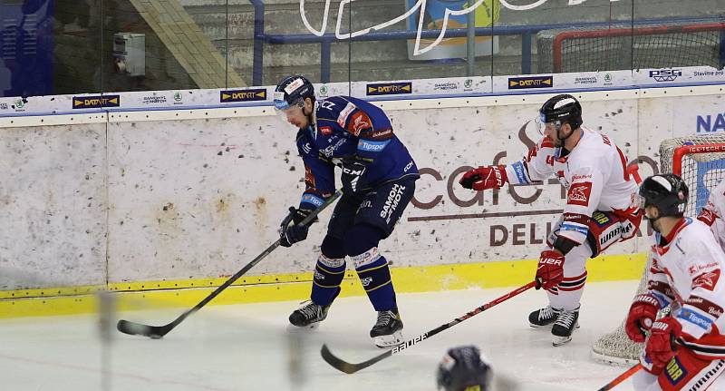 Hokejisté Zlína (modré dresy) v 54. kole TIpsport extraligy na Zimním stadionu Luďka Čajky vyzvali Olomouc.