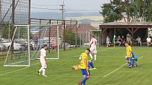 Fotbalisté Luhačovic (ve žlutých dresech) zvítězili na hřišti Sokola Veselá 4:3.