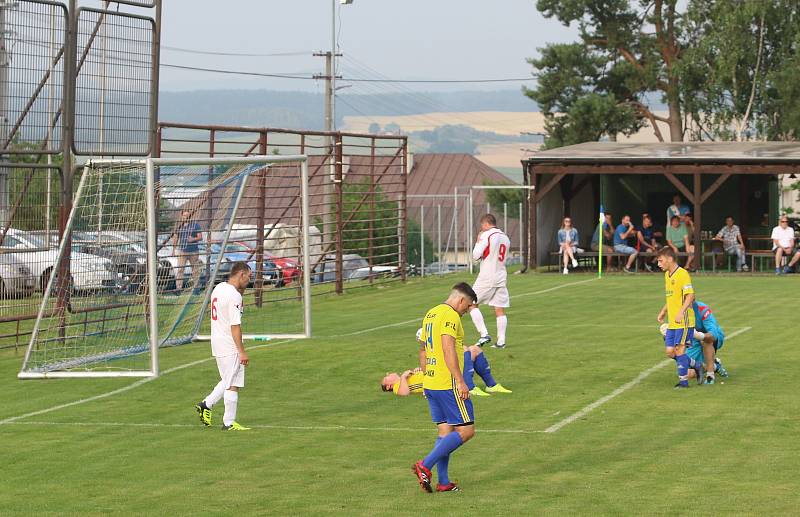 Fotbalisté Luhačovic (ve žlutých dresech) zvítězili na hřišti Sokola Veselá 4:3.