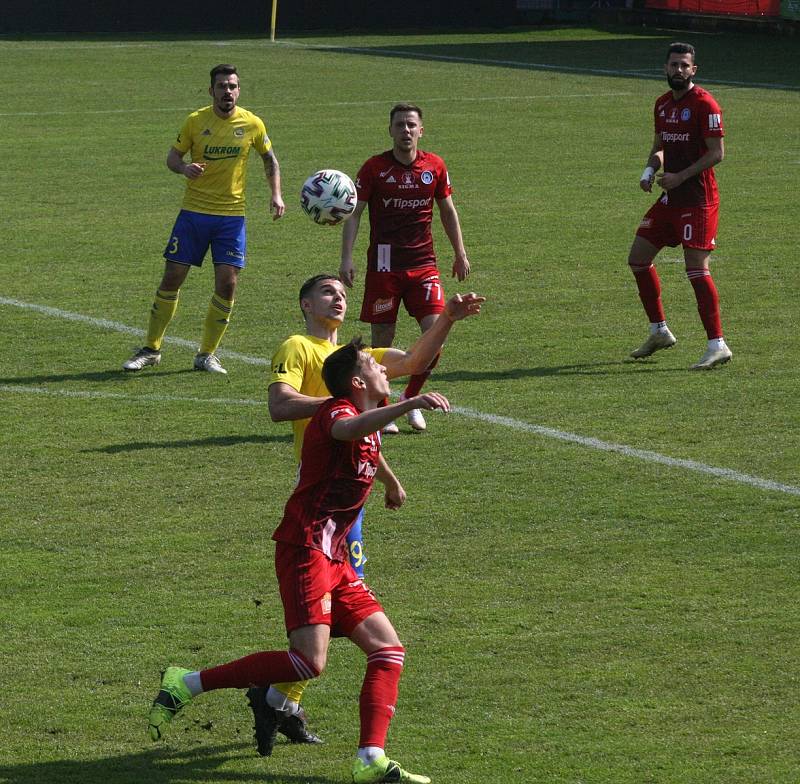 Fotbalisté Zlína (ve žlutých dresech) se v reprezentační přestávce utkali se Sigmou Olomouc.