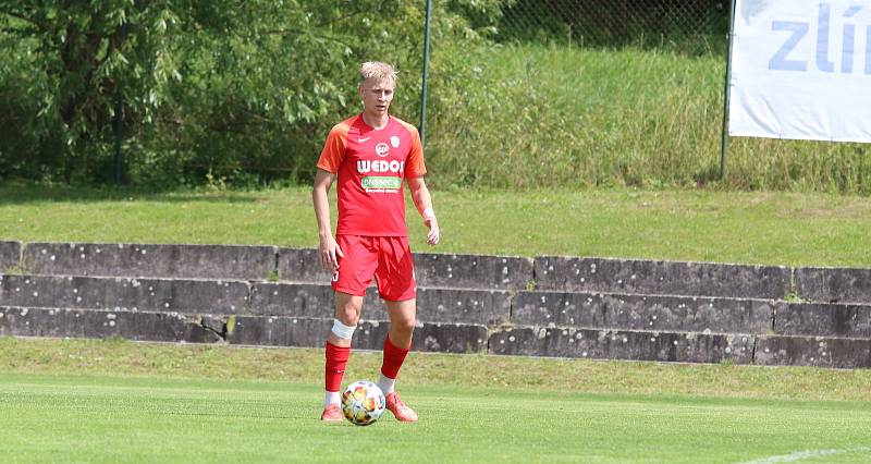 Fotbalisté Zlína B (bílé dresy) v sobotním přípravném zápase na Vršavě remizovali s juniorkou Zbrojovky Brno 2:2.