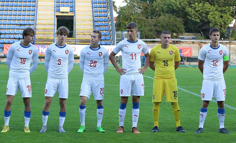 Český národní tým do osmnácti let (bílé dresy) vstoupil do turnaje Ježek Cup porážkou. Ve Zlíně nestačil na výběr Německa, kterému podlehl jednoznačně 0:4.