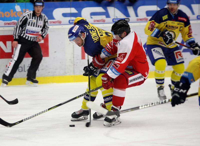 Hokejisté Zlína (ve žlutých dresech) se ve 38. kole extraligy utkali s Olomoucí.