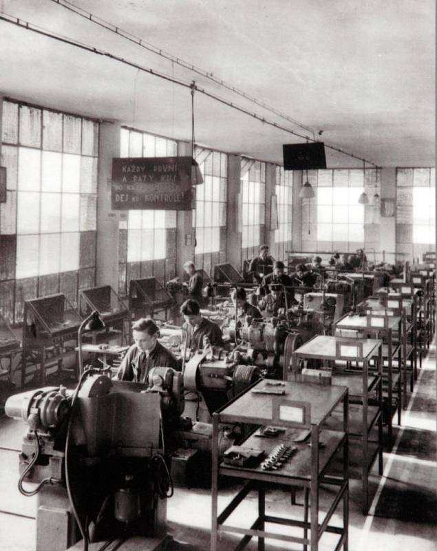 Výstava Dny strojírenství ve Zlíně. Výstava se koná u příležitosti 110. výročí založení Baťových strojíren. Škola učňů strojíren 1939