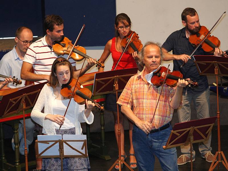 Akademie Václava Hudečka 2016 v Luhačo­vicích.  Zkouška na zahajovací koncert.  Účinkují Václav Hudeček a Eliška Kubalová