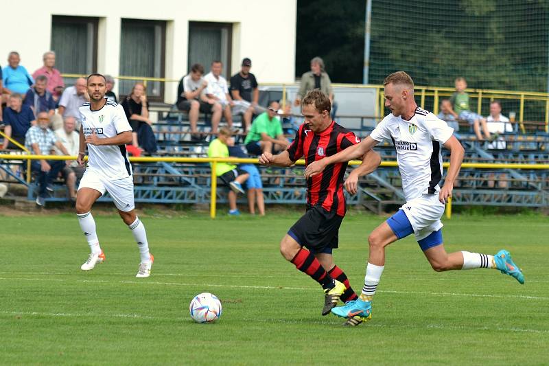 Fotbalisté Kvasic (v bílém) ve druhém kole krajského přeboru před početnou hodovou návštěvou porazili nováčka z Francovy Lhoty vysoko 5:0.