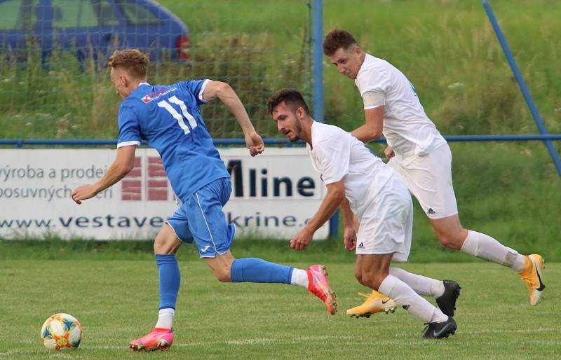 Fotbalisté Hluku (modrobílé dresy) otočili zápas ve Fryštáku, kde po přestřelce zvítězili 5:4.