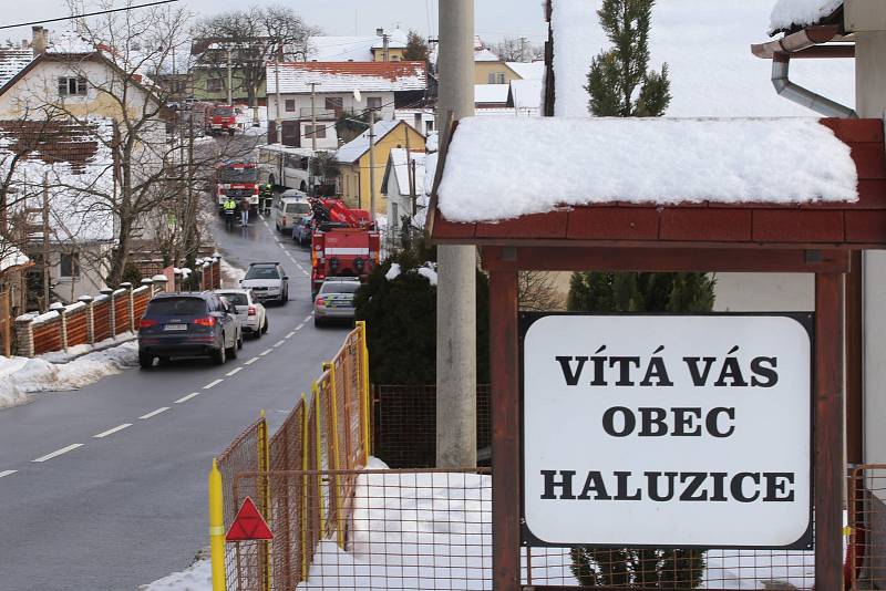 Nehoda autobusu , který naboural rodinný dům v Haluzicích.