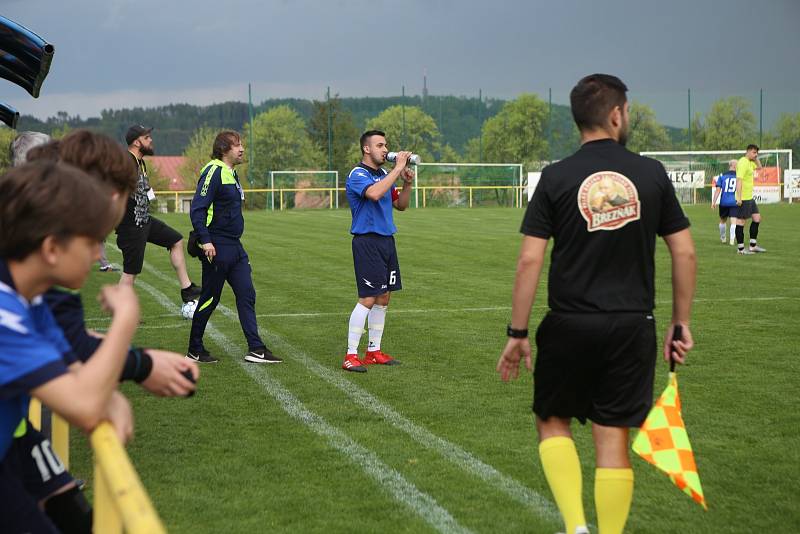 Fotbalisté Mladcové (žluté dresy) v semifinále KFS prohráli s Kateřinicemi 1:3.