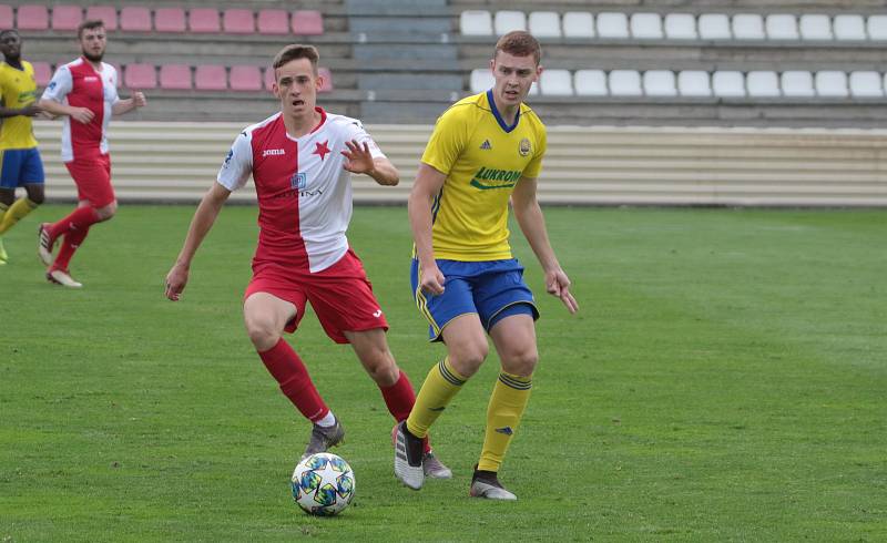 Fotbalisté Kroměříže (červenobílé dresy) v dalším přípravném utkání podlehli posílenému béčku Zlína 1:2